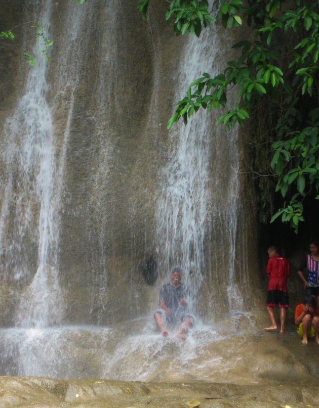 Spelen onder de waterval