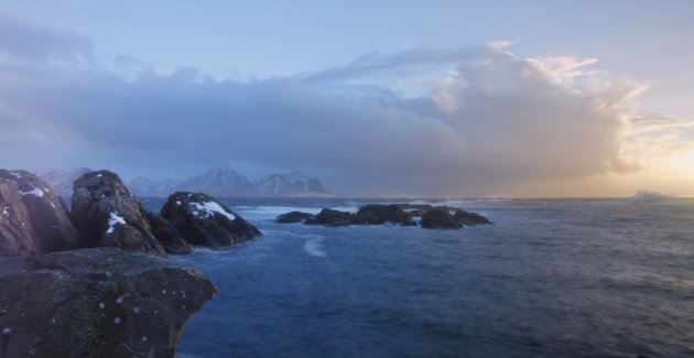 de avond valt voor de kust bij Nyksund