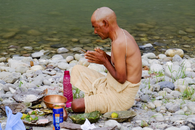 Biddende man in Devghat