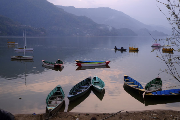 Avondschemering aan het Pokhara meer