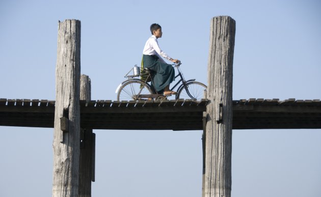 Op de fiets over de U bein-brug