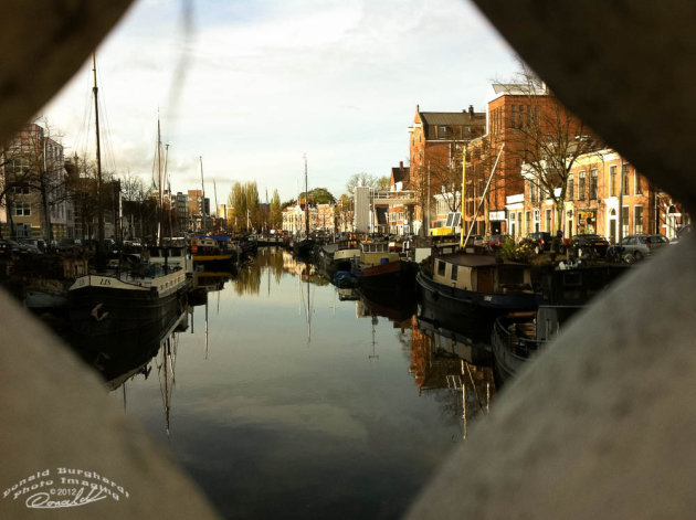 Stadsgracht met woonschepen