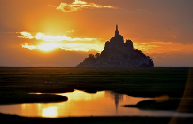 Mont Saint Michel in de avondzon.