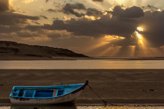 Een bootje op het strand kan zo mooi zijn. 