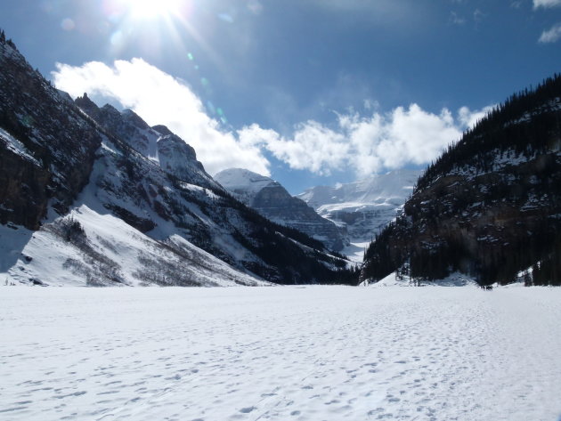 Lopend over Lake Louise