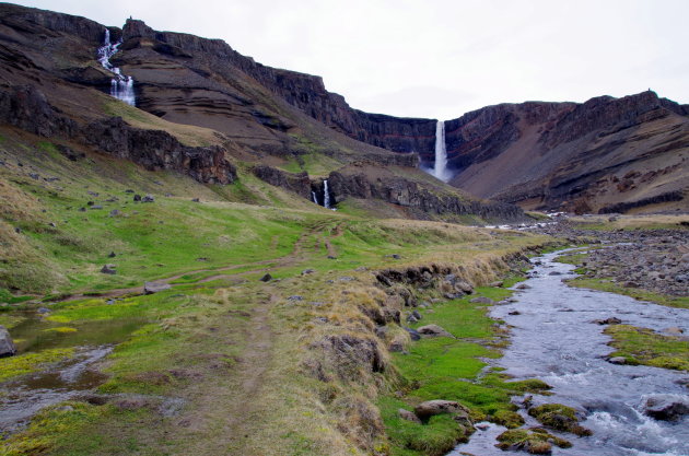 Hike naar de Hengifoss