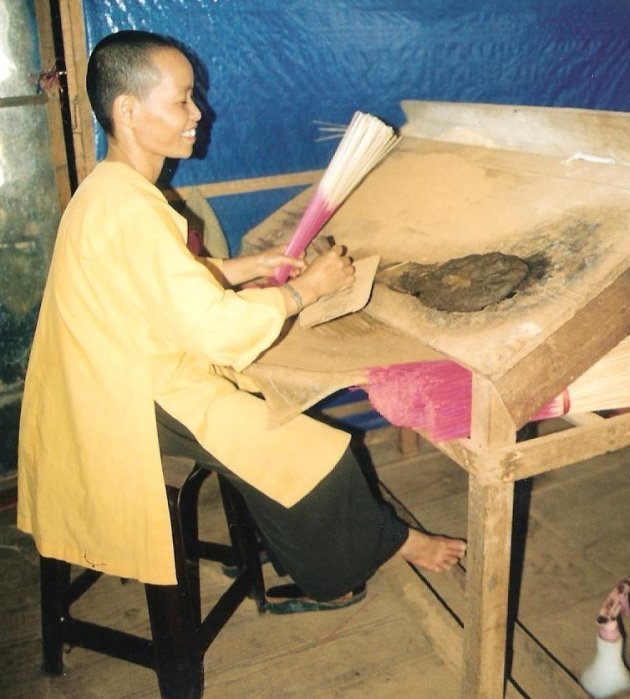 wierookstokjes maken in Vietnam