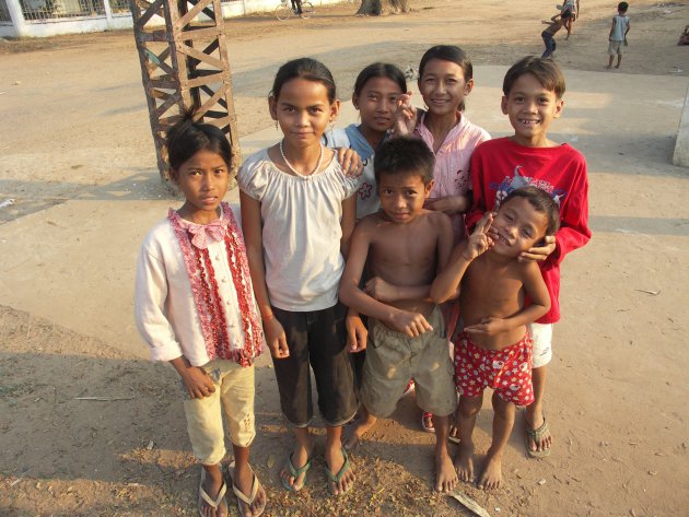 Groepje kinderen Platteland Cambodja