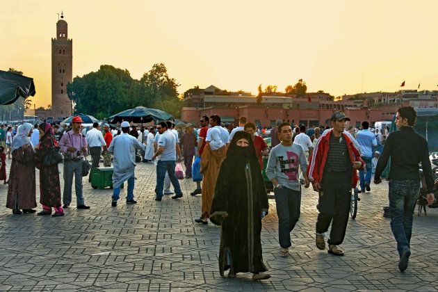 De zon gaat onder op het Djemaa al Fna 