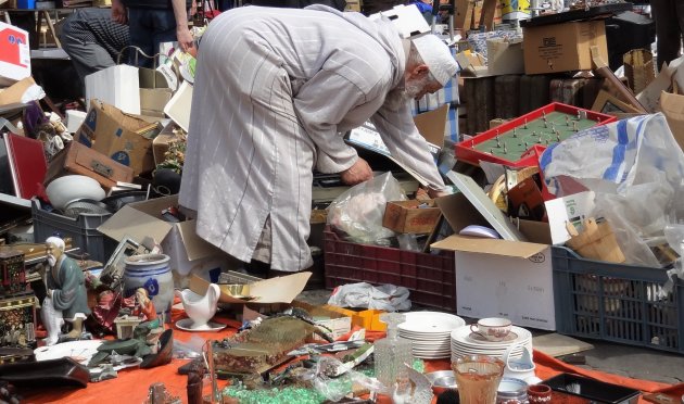 Rondsnuffelen op de Rommelmarkt in de Marollen