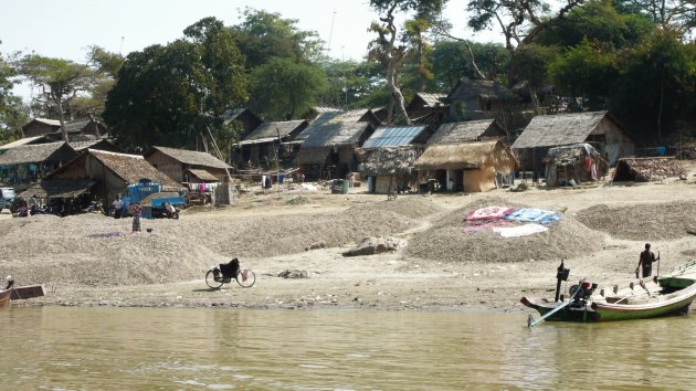 Dorpje aan de rivier.