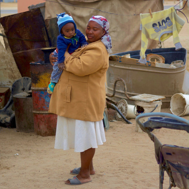 Trotse oma met kleinkind in de Township