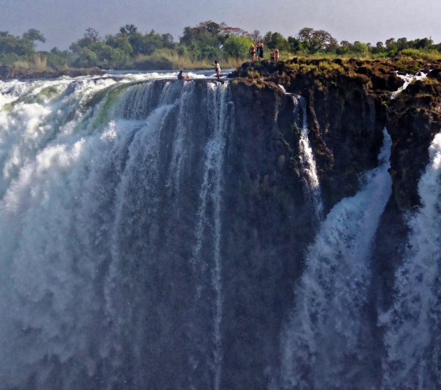 Bad nemen op de rand van de Victoria Waterval