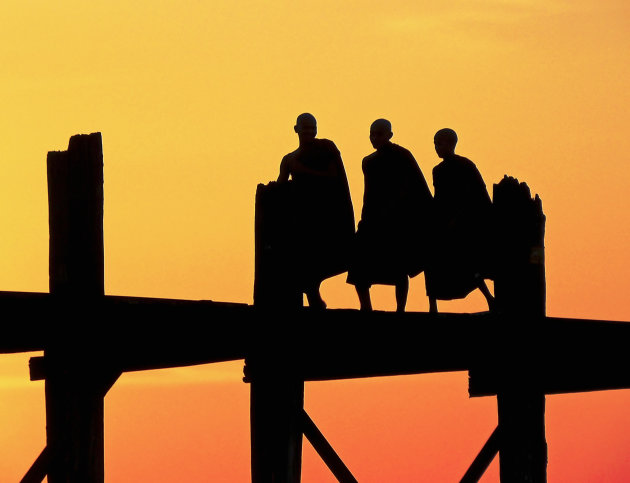 Drie wandelaars op de brug