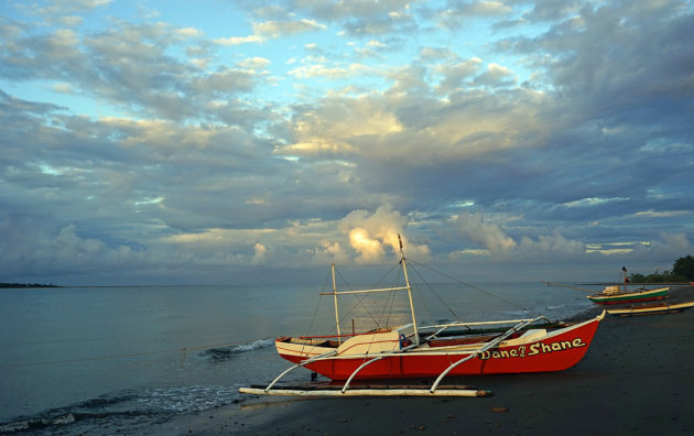 s'Morgens aan het strand in Anini-y