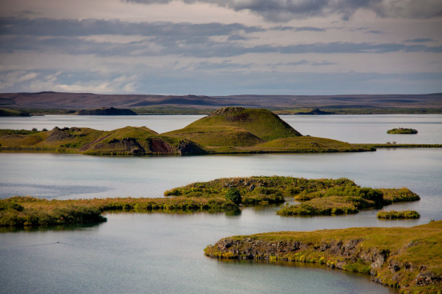 Eilandjes in het Mývatn