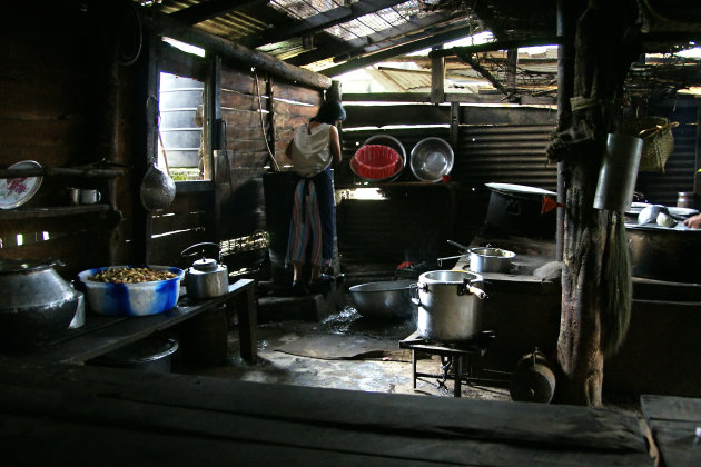 Een kijkje in de keuken van de Denjong Pema school