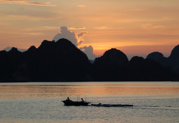 Zonsondergang bij Halong Bay