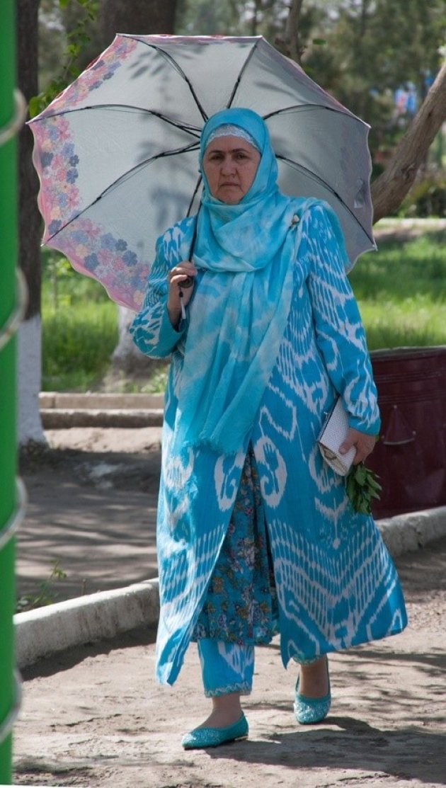 Dame in turquoise