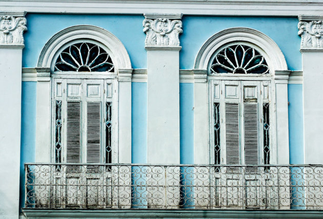 Balkondeuren van een herenhuis in Cienfuegos