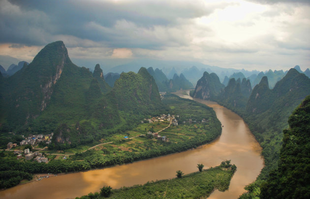 Uitkijken over het karstgebergte rondom Guilin