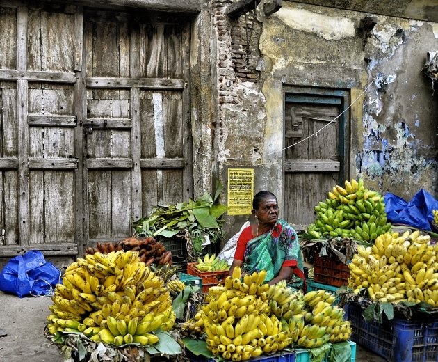 Deur, dame en bananen. 