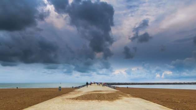 Donkere wolken boven de Belgische kust