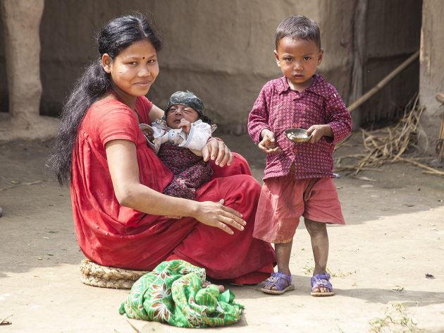 Familie tafereeltje in  Tharu dorp