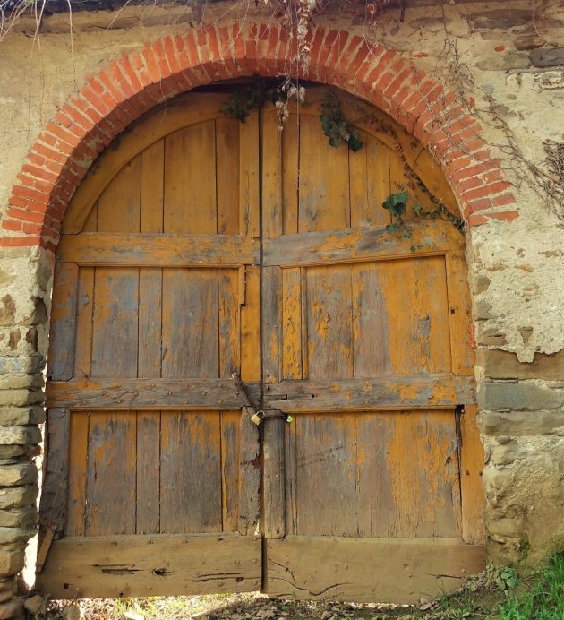 Poort bij de toren van Cortemilia