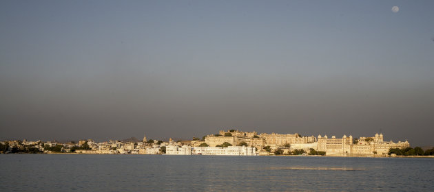 Udaipur vanaf het meer (Please open voor een betere Panorama, zie je maan rechts boven ook nog)