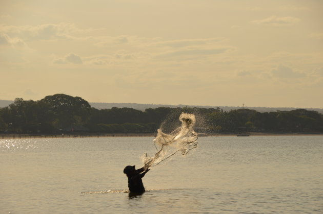 Visser in het meer van Nicaragua