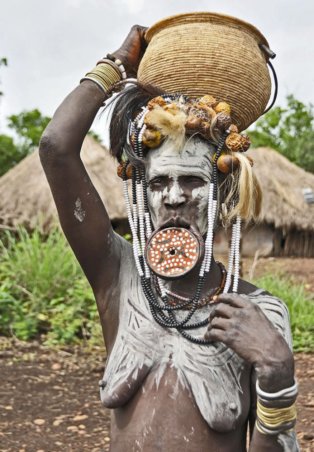 Mursi vrouw in vol ornaat