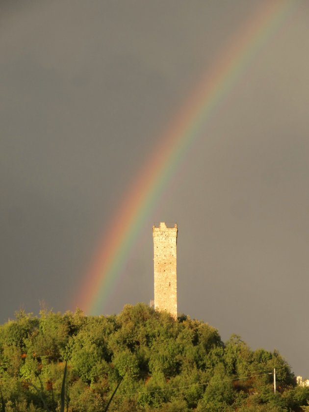 De pot ligt bij de Middeleeuwse toren