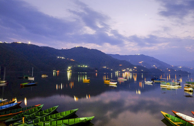 Avond op Pewa meer-Pokhara