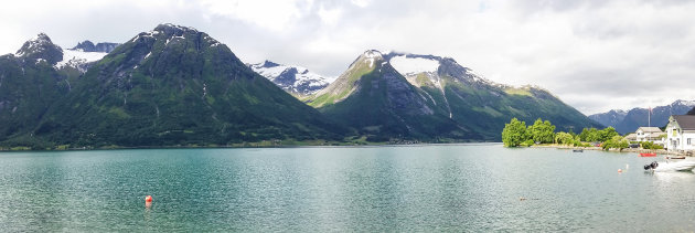 Panoramafoto van Hjelle aan het Opstrynsvatnet