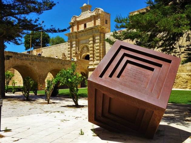 Artistieke Kubus en stadspoort van Mdina