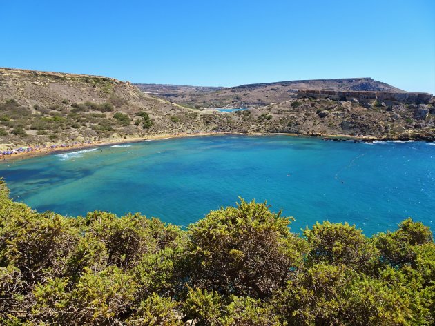 Ghajn Tuffieha Bay vanop de klippen