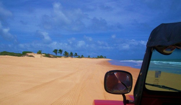 Over het strand naar Genipabu