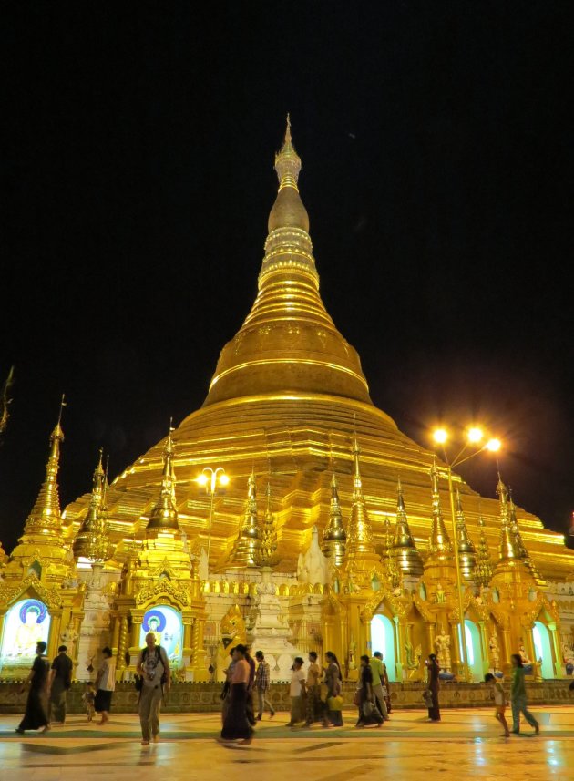 de Swedagon bij avond