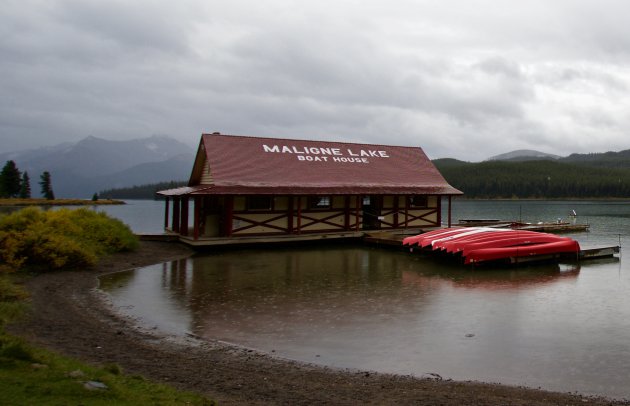 Regen en mist boven Maligne Lake 