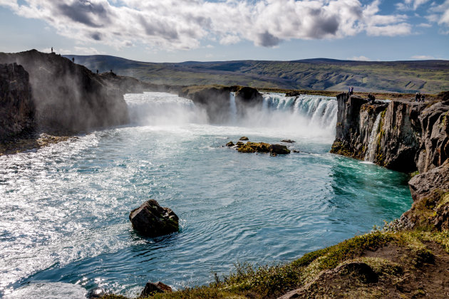 De Goðafoss omringd door lavastenen