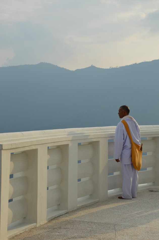 Een moment van rust bij de World Peace Pagoda