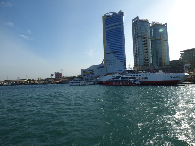 Uitzicht op havenstad Dar es Salaam vanaf de pont