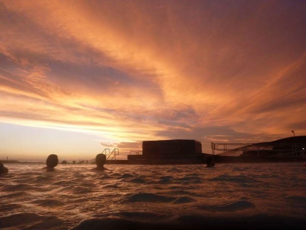 Nature bath onder een bloedrode lucht