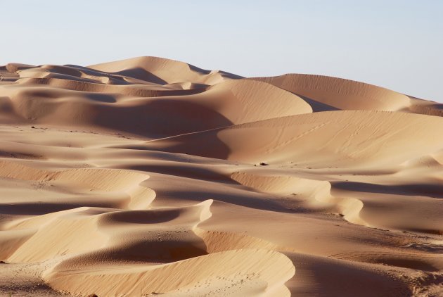 De eindeloze woestijn van Abu Dhabi