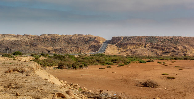 De eindeloze weg door de Westelijke Sahara