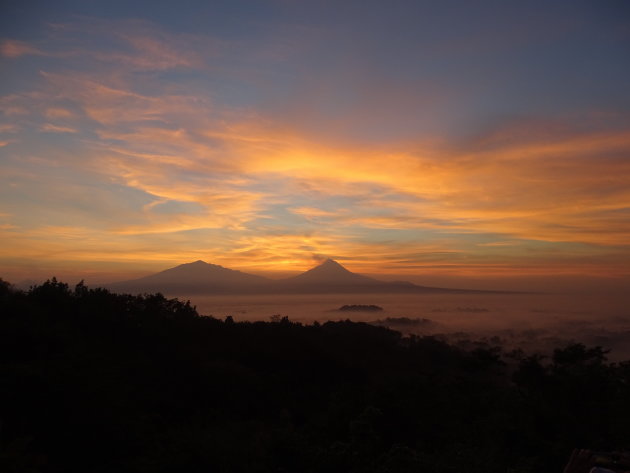 Uitzicht op de Borobudur vanaf Menoreh Hill