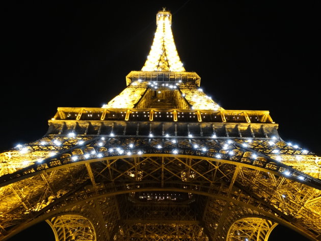 De Eiffeltoren in de avond