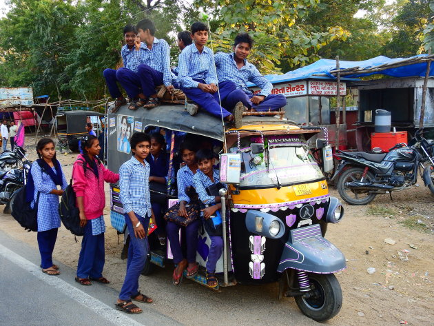 Per tuk tuk naar school. 