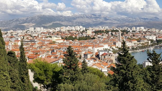 Split (Kroatië) gezien vanaf de heuvel Marjan.